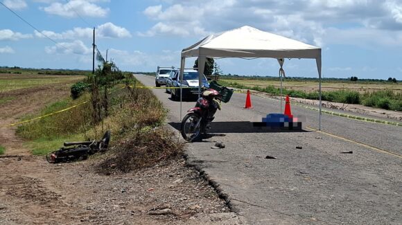 Fatal choque de motocicletas deja un adulto fallecido y un lesionado en Navolato