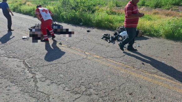 Mueren dos jóvenes y una mujer embarazada resulta lesionada en accidente de motos en Mocorito