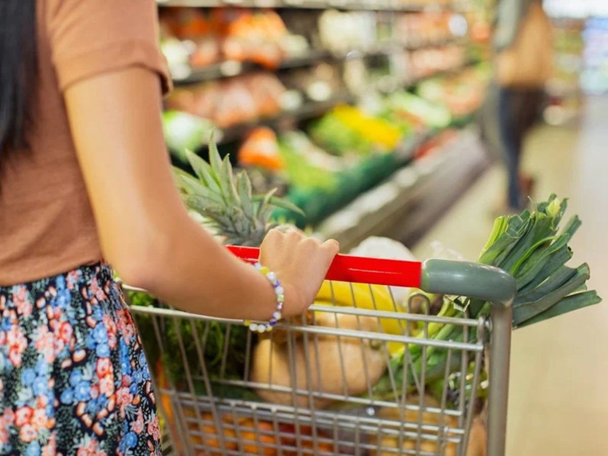 Mujer con carrito de supermercado