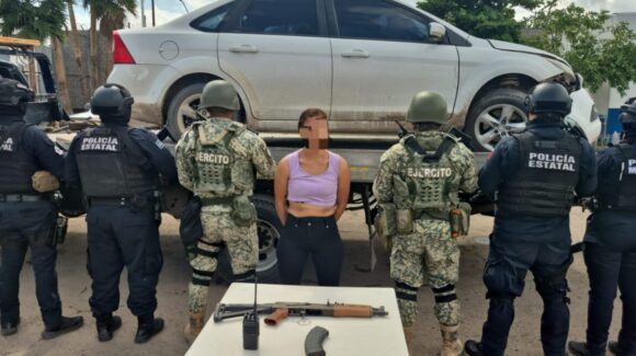 Persecución en Chulavista, Navolato: Detienen a una mujer y un hombre armados tras despojo de auto