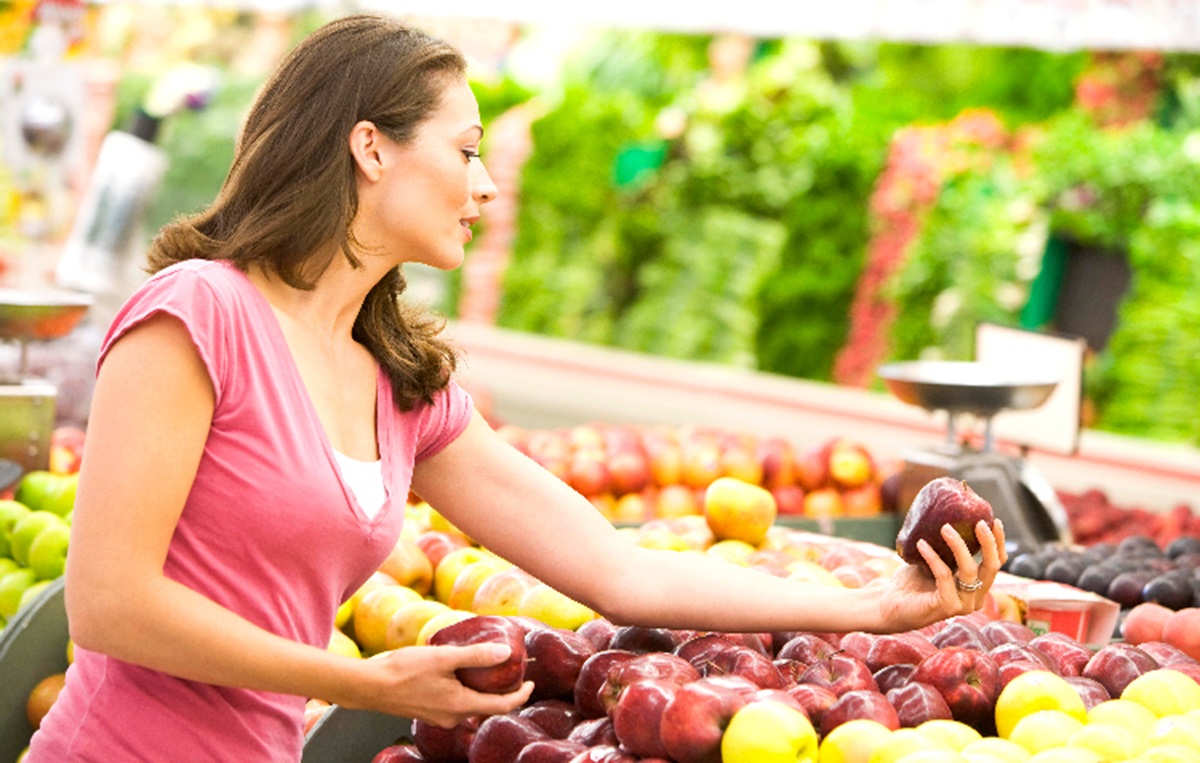 Mujer eligiendo manzanas