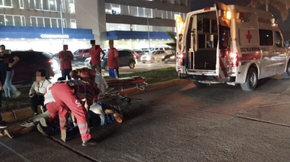 Mujer embarazada y su pareja resultan lesionados al ser atropellados por un vehículo en Guasave