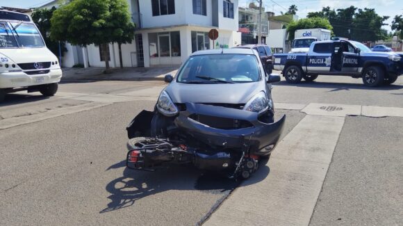 Mujer motociclista resultó lesionada al ser impactada por un automóvil, en Guasave