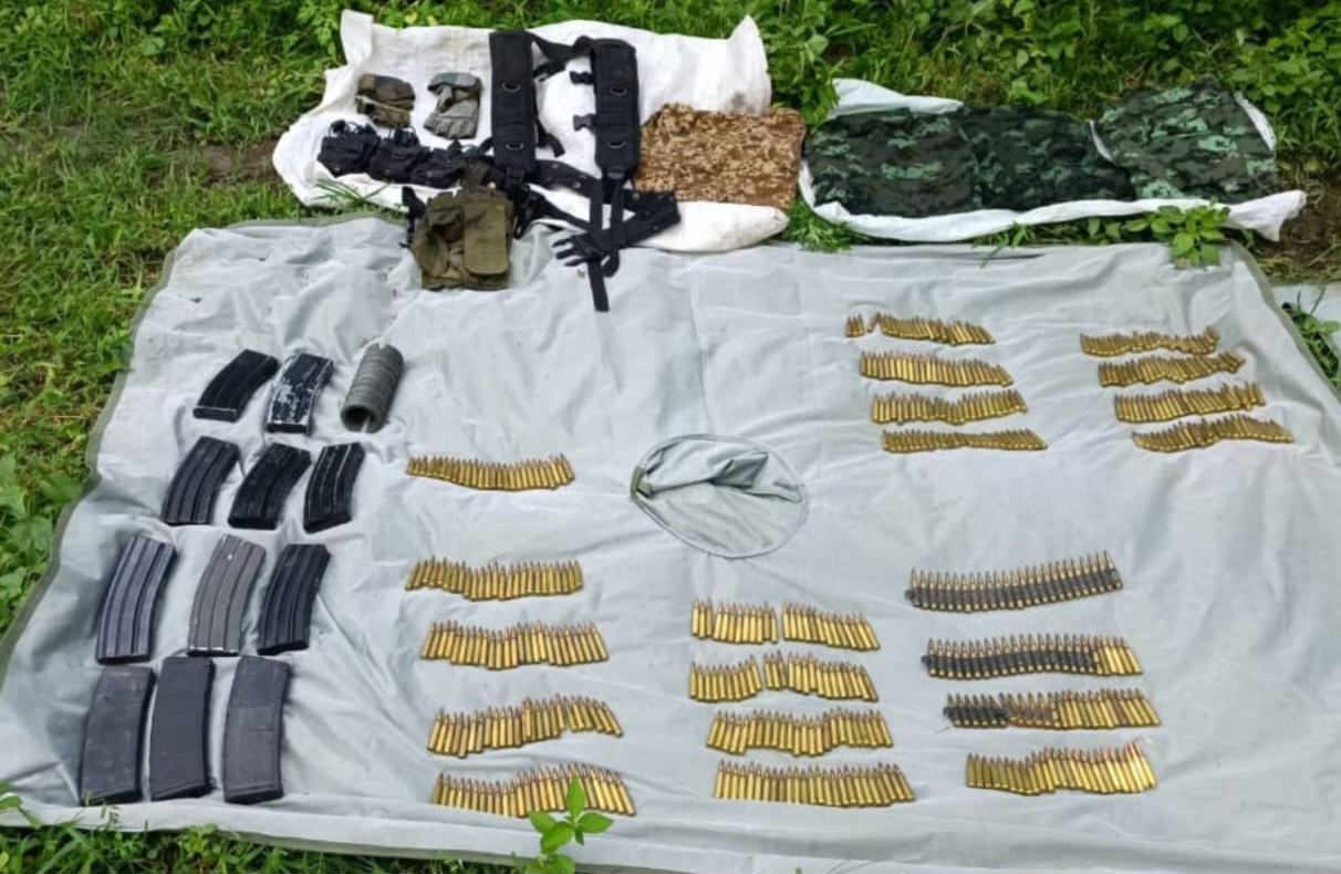 Municiones, armas, cargadores y equipo táctico asegurado en San Ignacio