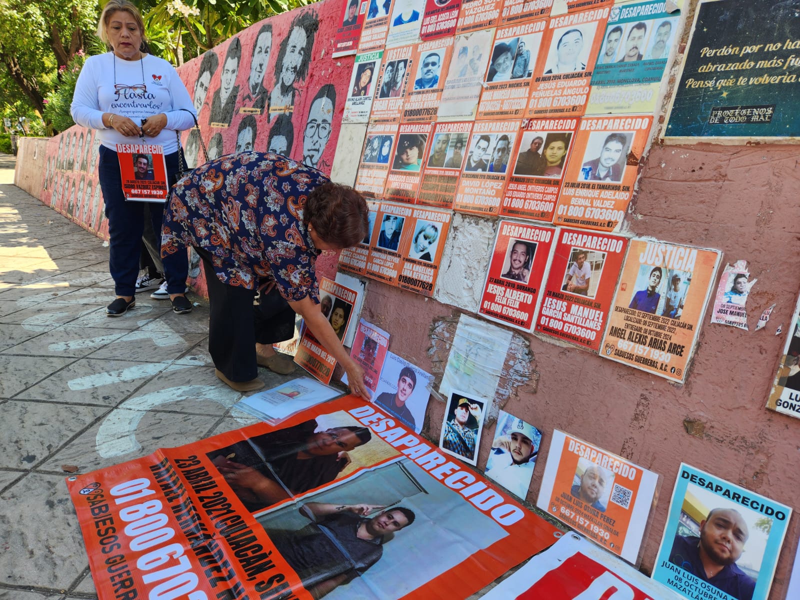 Mural de personas desaparecidas en Catedral de Culiacán