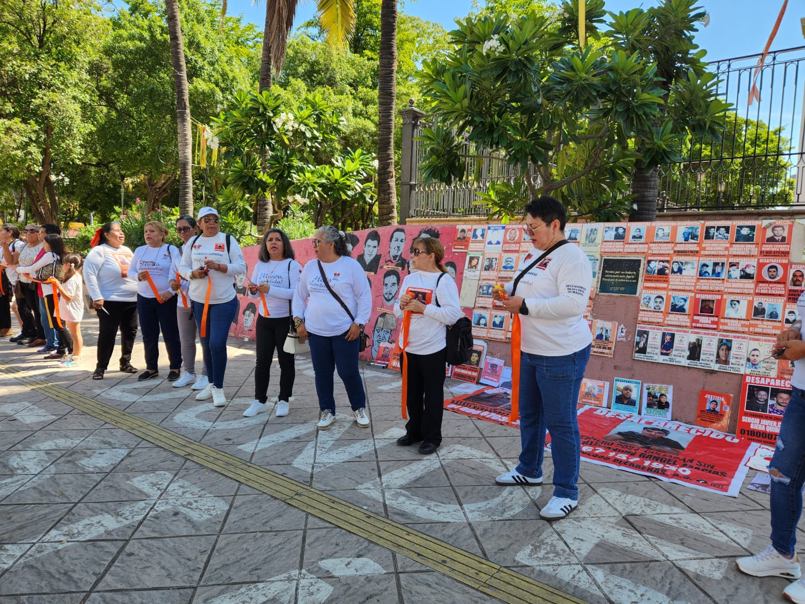 Mural de personas desaparecidas en Catedral de Culiacán