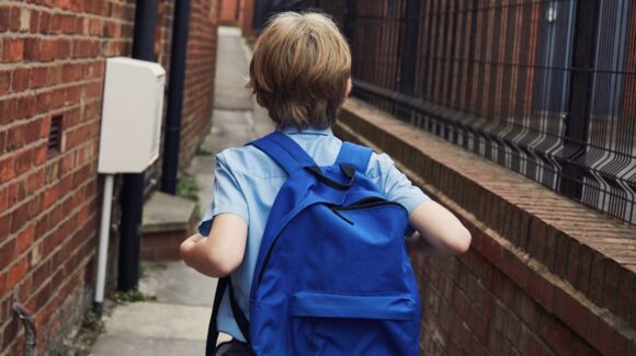 Con el regreso a clases, vienen las mochilas bien cargadas ¿Cómo afecta el peso excesivo a los estudiantes?