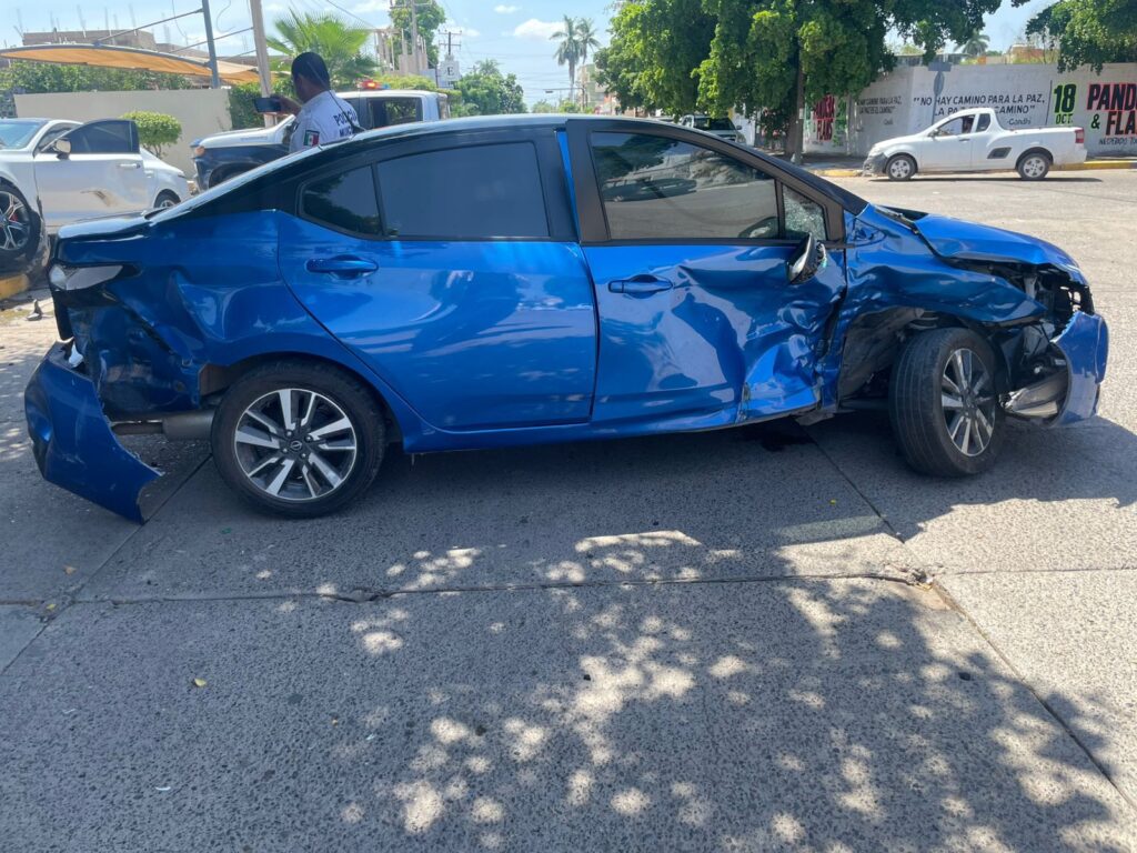 Nissan, color azul, modelo 2025 chocado