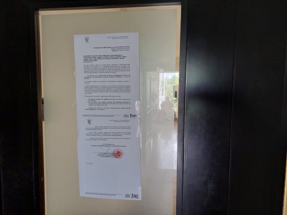 notificación en puerta de sala de cabildo
