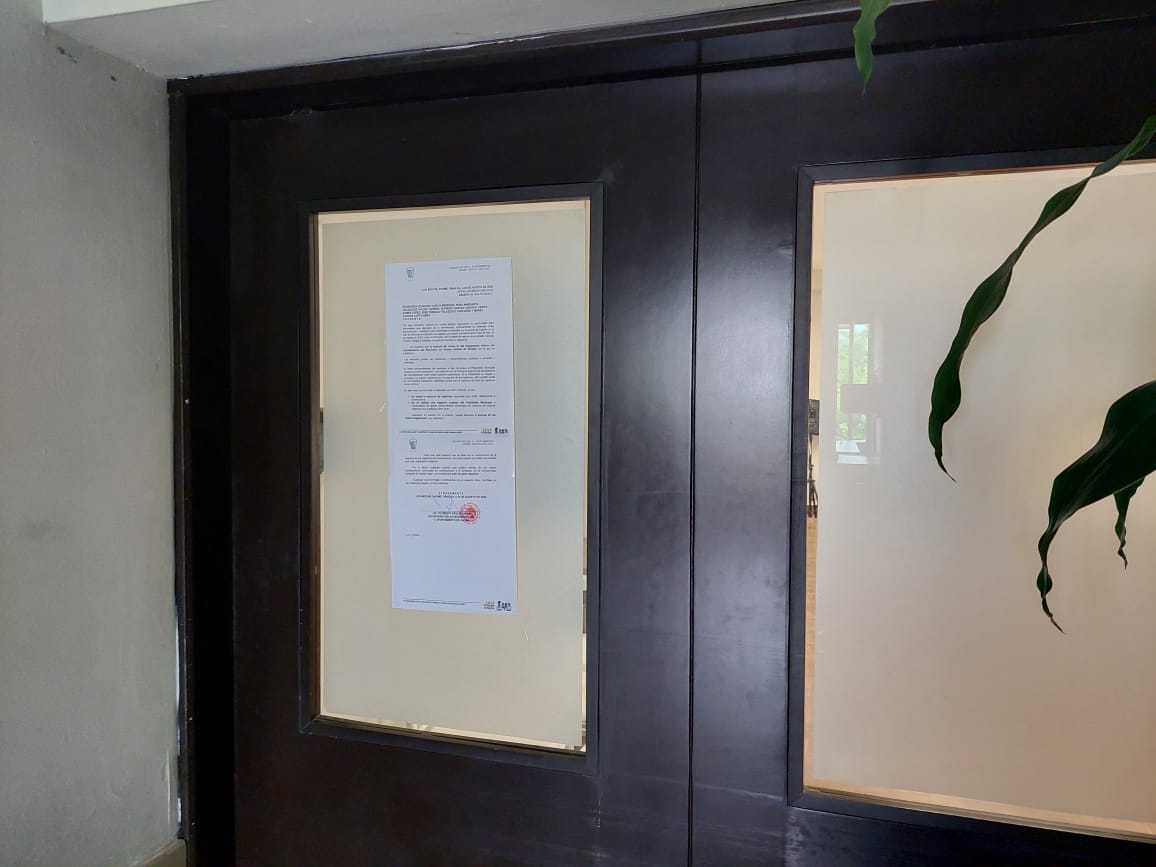 notificación en puerta de sala de cabildo