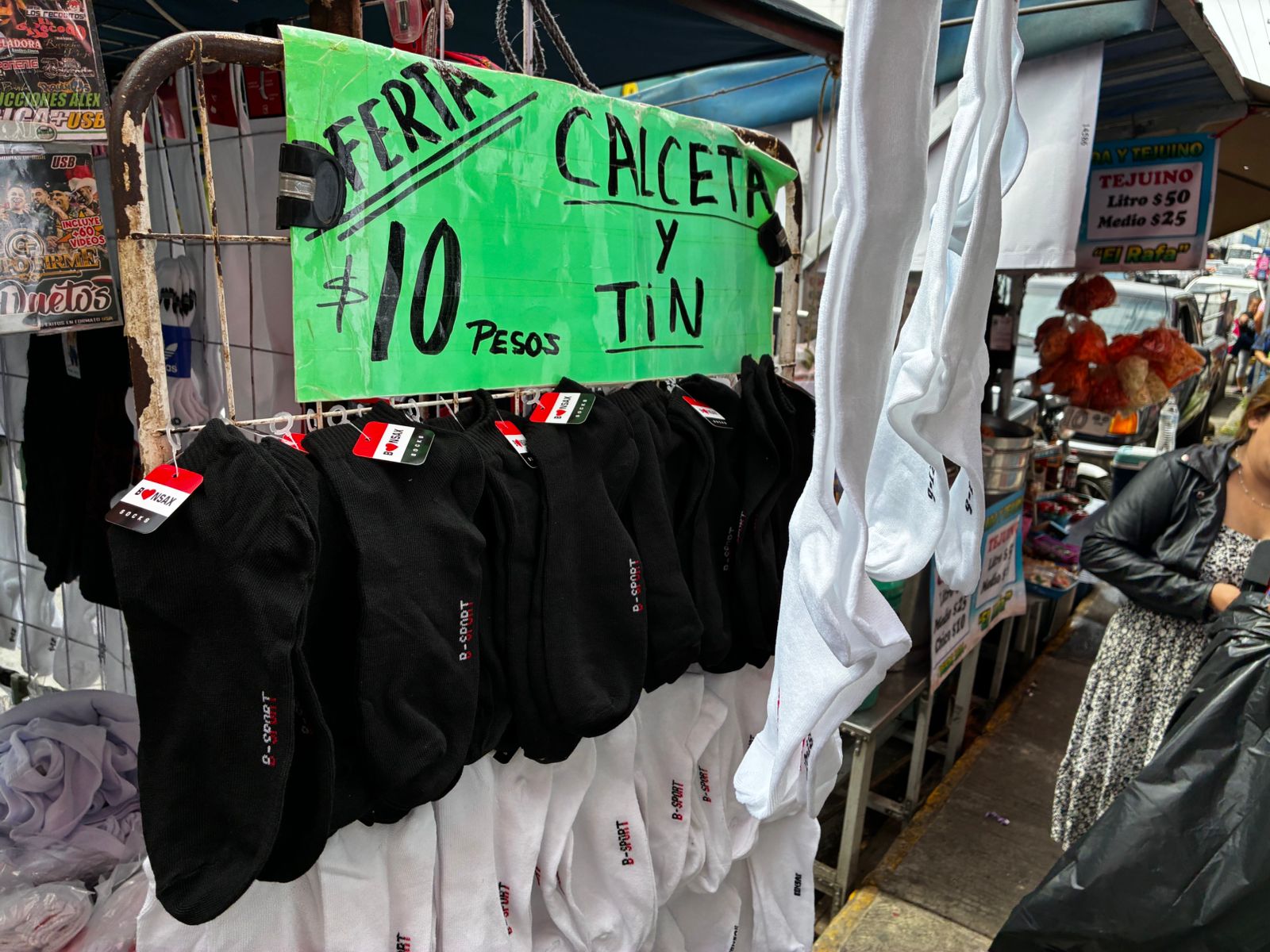 Padres de familia en Mazatlán buscan ofertas previo al regreso a clases
