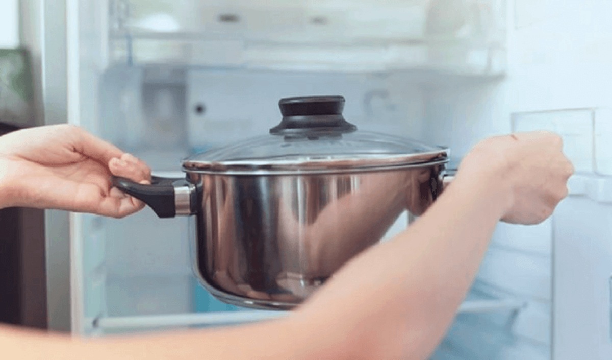 Olla caliente en el refrigerador