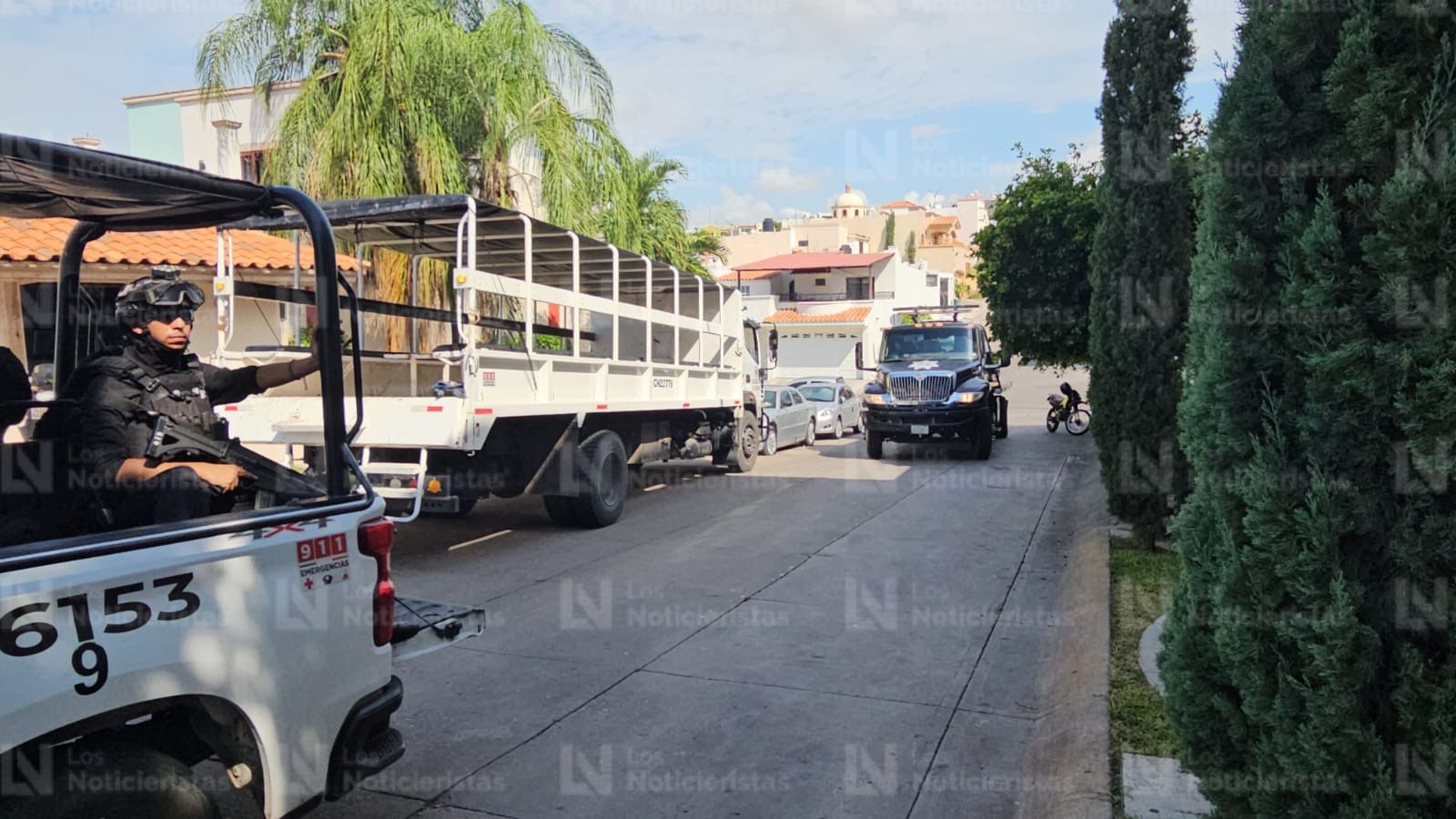 Grúa de tránsito municipal y camión de la Guardia Nacional