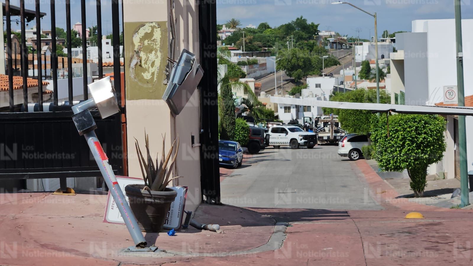 Acceso a la privada destruido