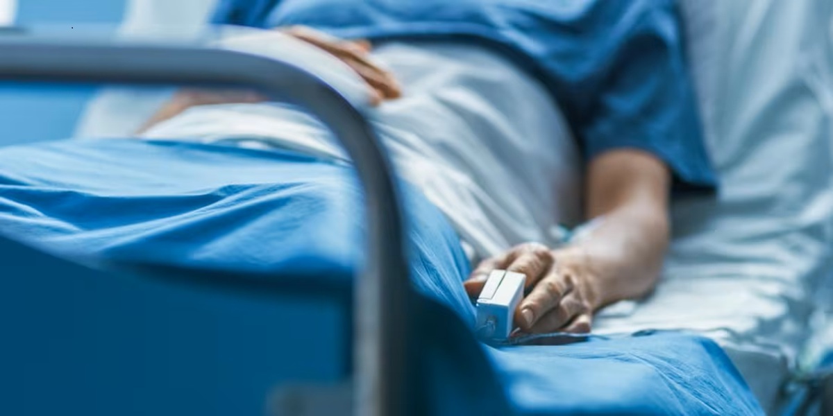 Paciente en cama de hospital