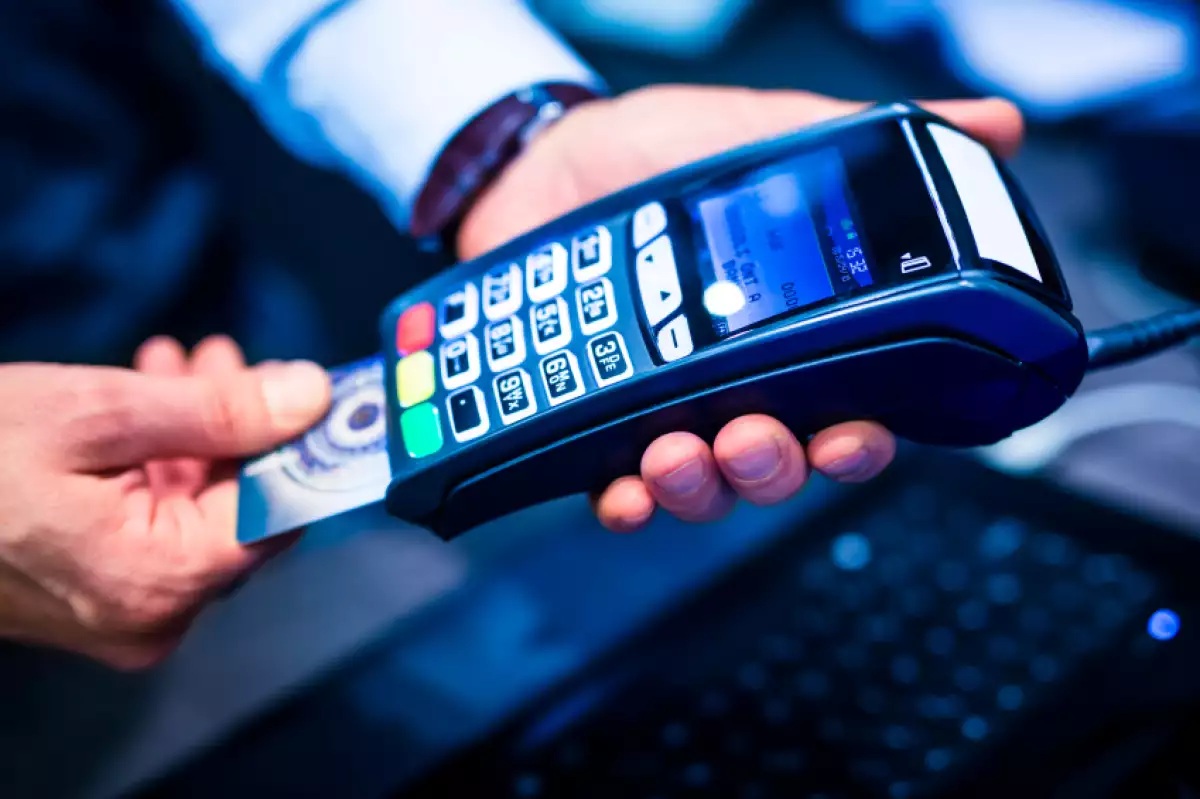 Pago con tarjeta en terminal bancaria