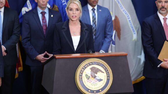 Así se pronuncia Pam Bondi, fiscal de EU, sobre el gobierno de Sheinbaum al declararse culpable ‘El Mayo’