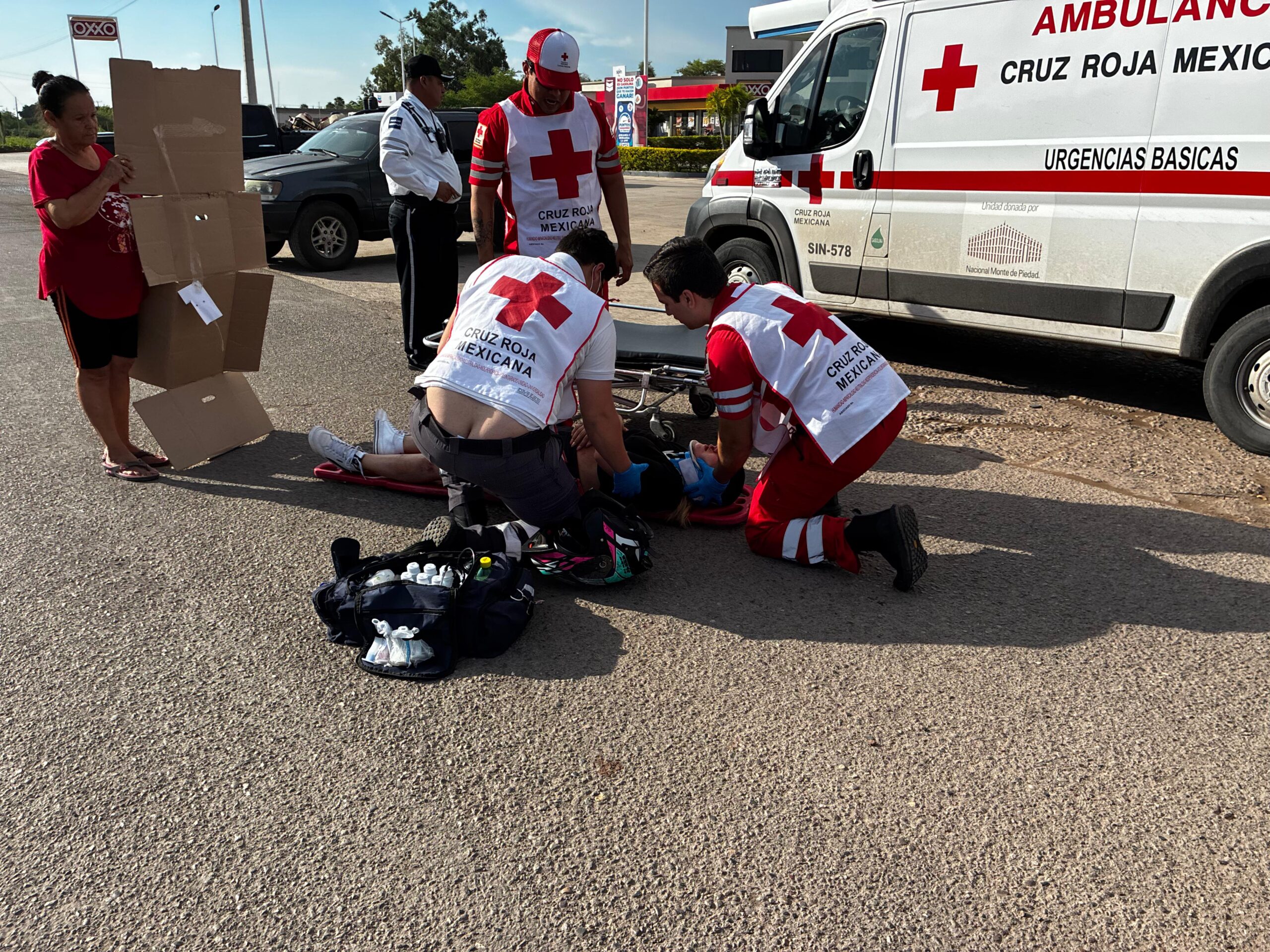 paramédicos de Cruz Roja quiénes le brindarían los primeros auxilios a los dos motociclistas