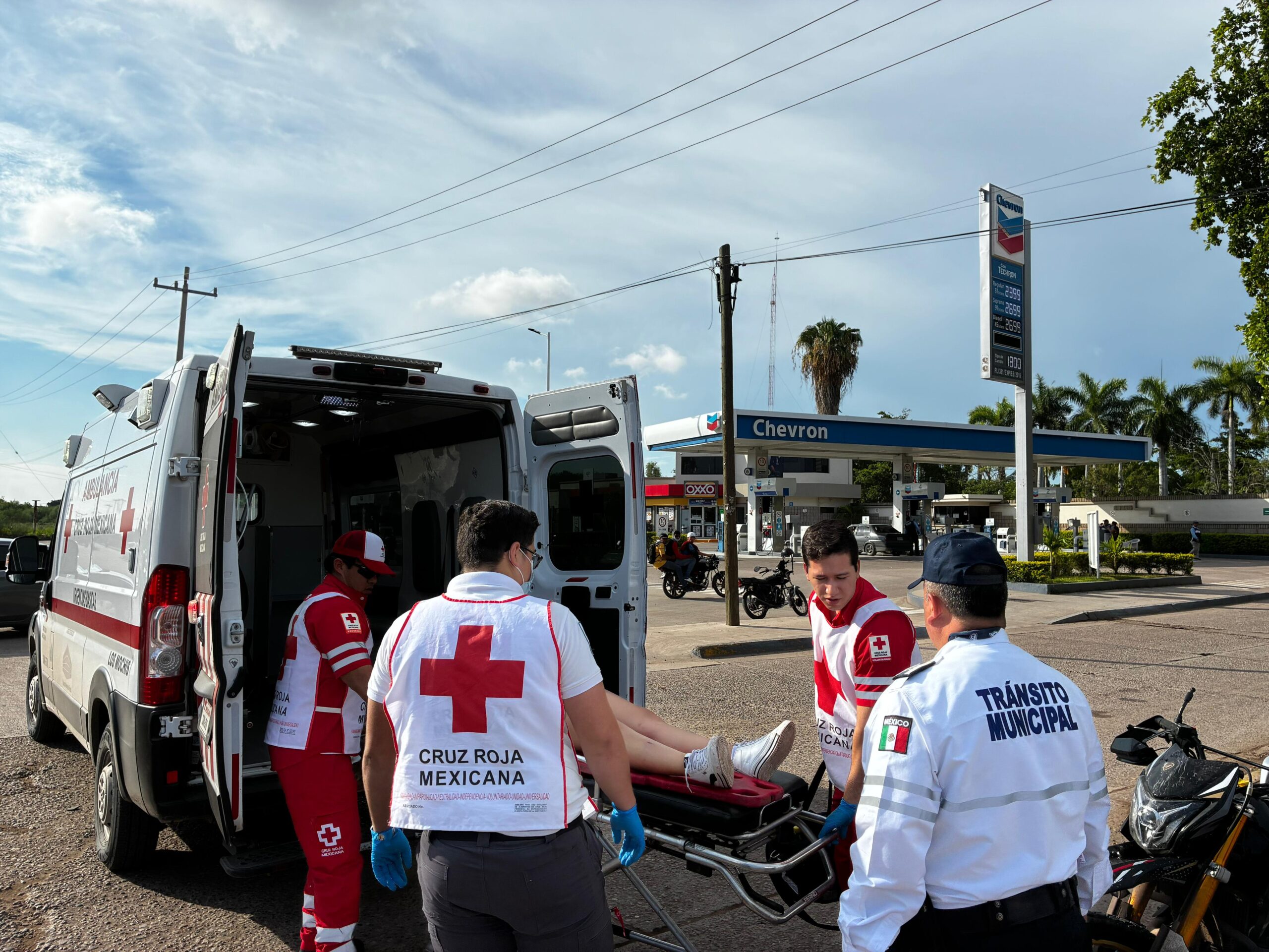 paramédicos de Cruz Roja quiénes le brindarían los primeros auxilios a los dos motociclistas