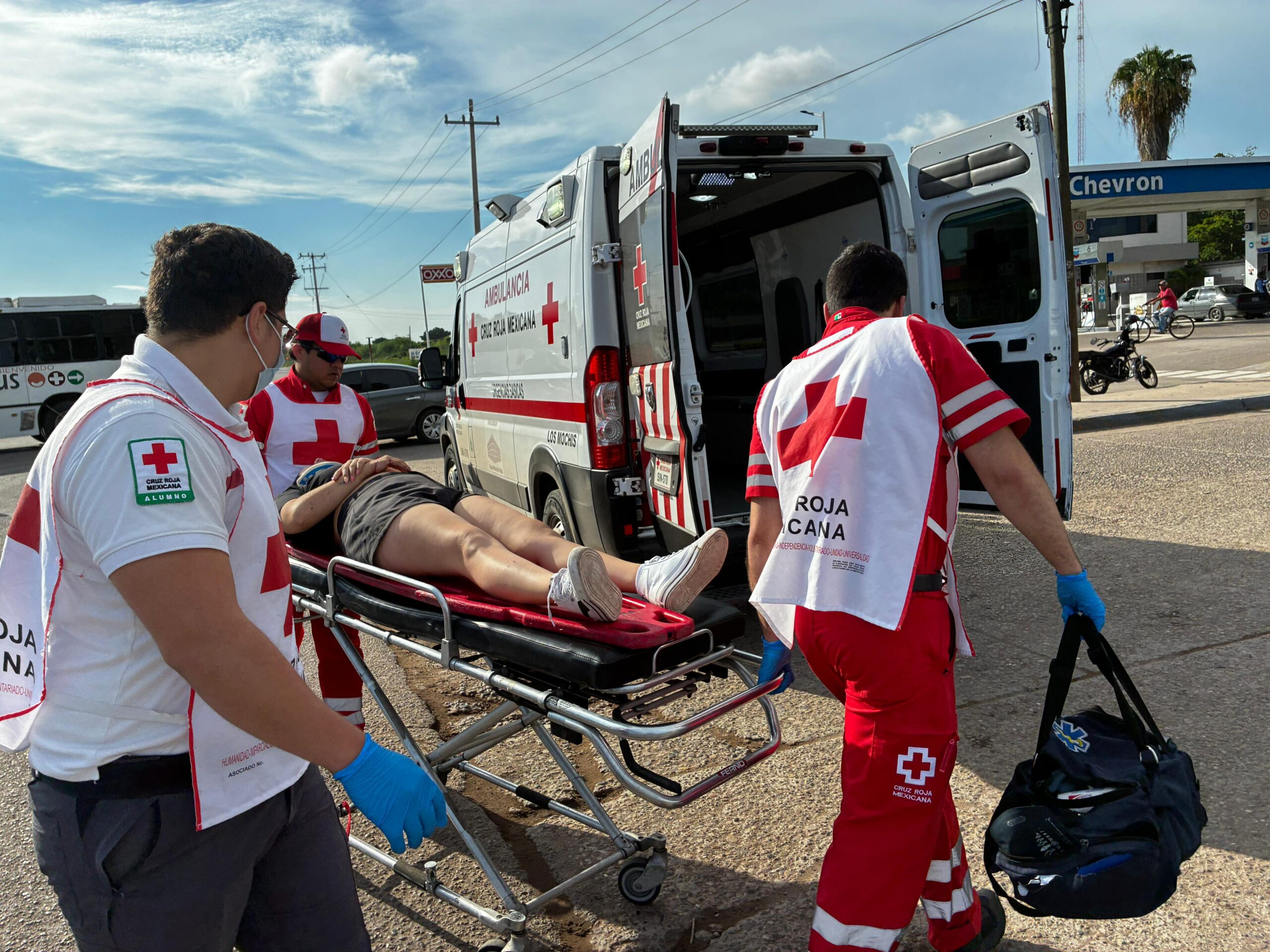 paramédicos de Cruz Roja quiénes le brindarían los primeros auxilios a los dos motociclistas