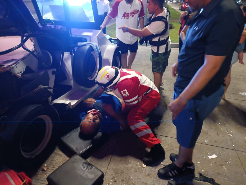 Paramédicos prestan primeros auxilios a chofer accidentado