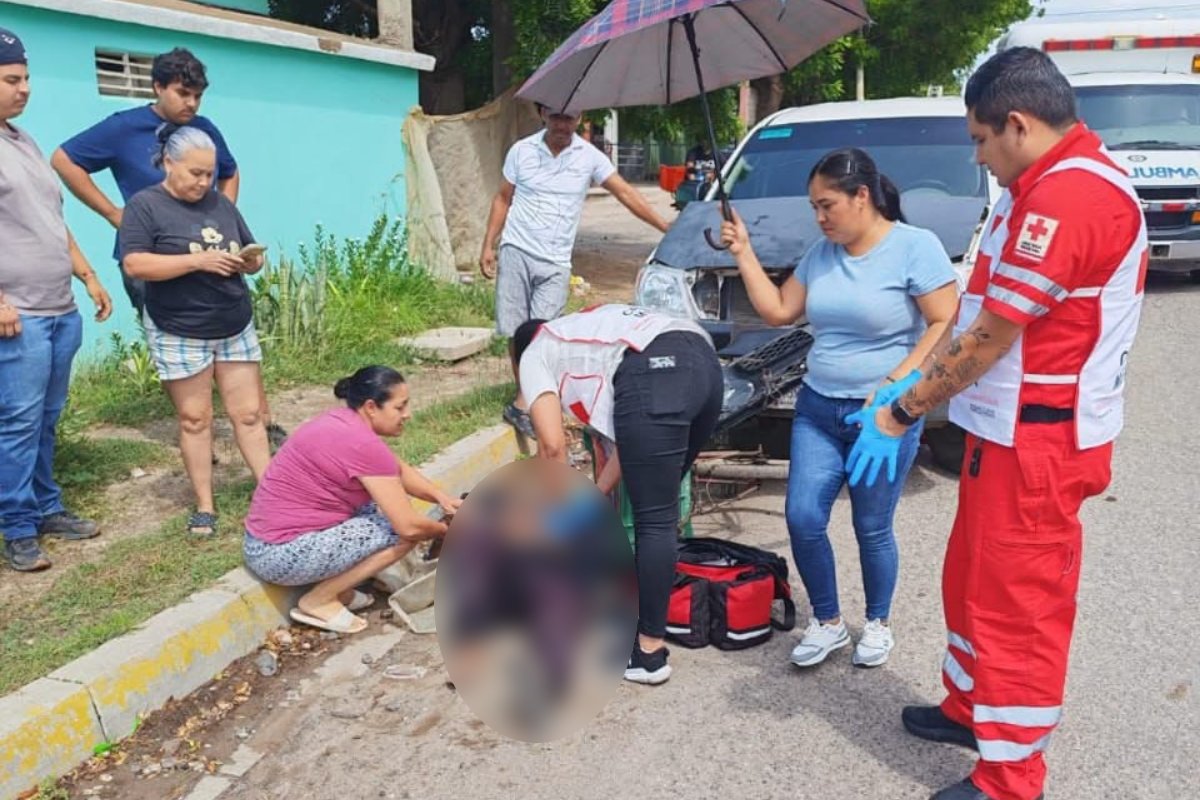 Paramédicos de Cruz Roja prestan primeros auxilios a ciclista atropellado