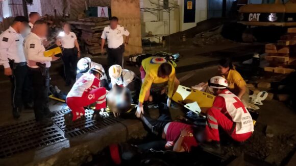 Pareja resulta lesionada tras derrapar en motocicleta en Mazatlán