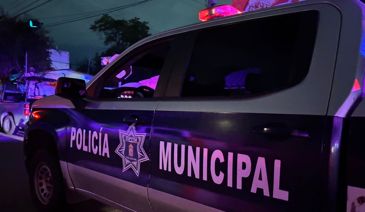 Patrulla de la Policía Municipal de Culiacán cuida el lugar de los hechos