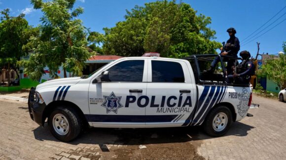 Detienen a dos en La Sirena de Mazatlán; circulaban en motocicleta robada