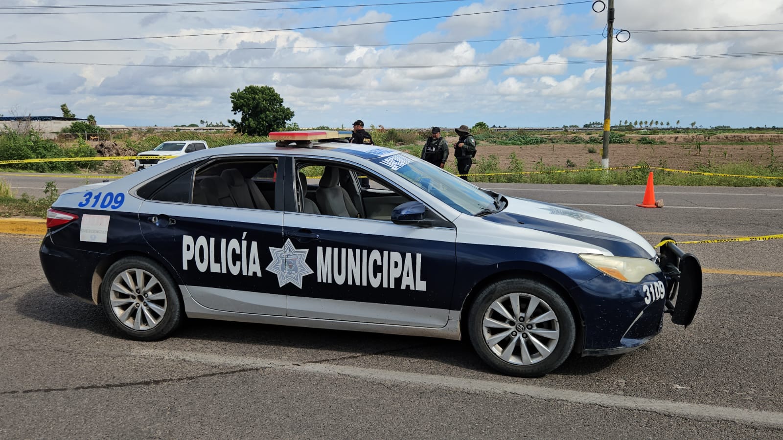 Policías municipales de Navolato resguardan el lugar donde un motociclista fue acribillado