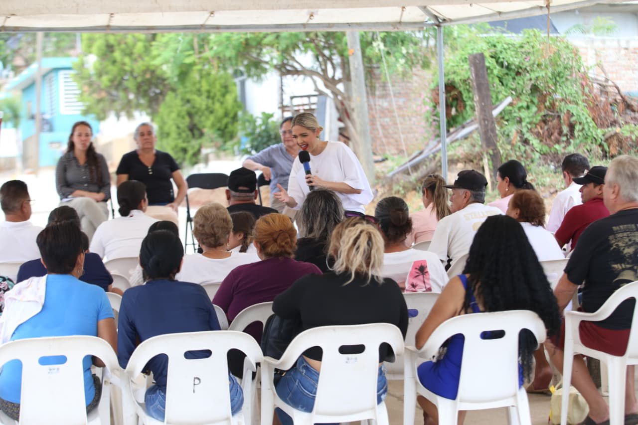 Estrella Palacios entrega calle pavimentada en la colonia Mazatlán II