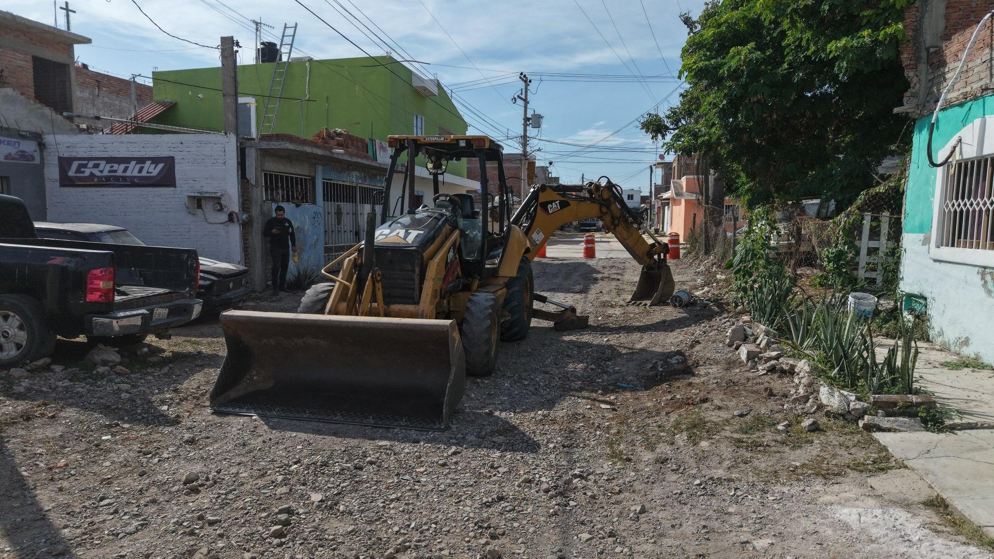 Gobierno de Mazatlán pavimenta la calle Tomás Urbina