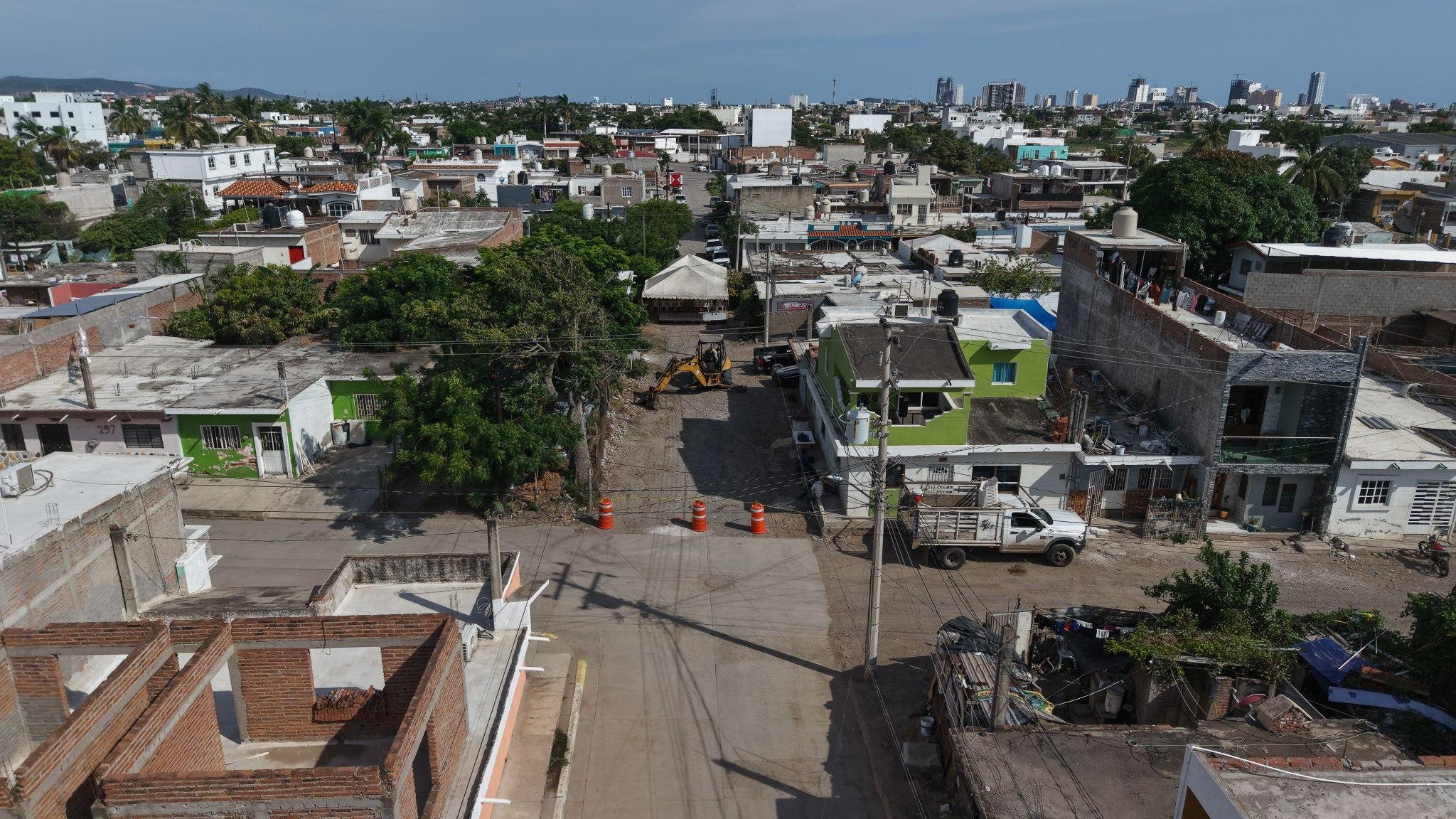 Gobierno de Mazatlán pavimenta la calle Tomás Urbina