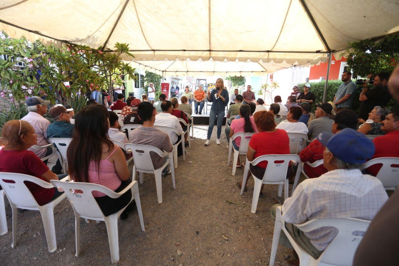 Gobierno de Mazatlán pavimenta la calle Tomás Urbina