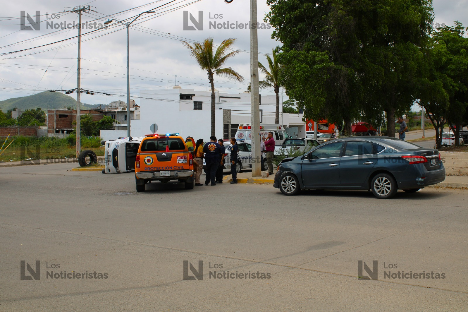 Volcadura en el fraccionamiento Valles del Ejido en Mazatlán