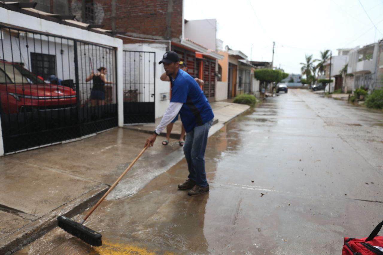 Personal realiza limpieza de calles tras lluvias