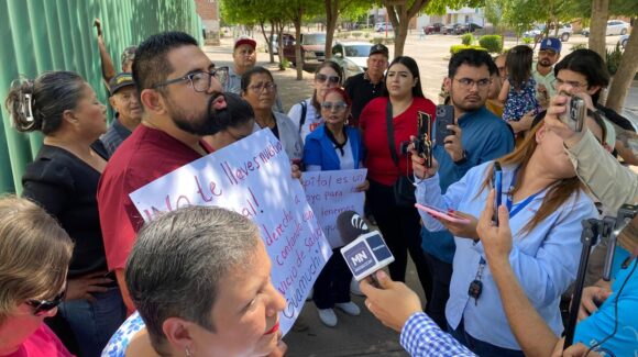 “La gente se va a morir, no hay espacio en ningún hospital”; se manifiestan afuera del IMSS-Bienestar en Guamúchil
