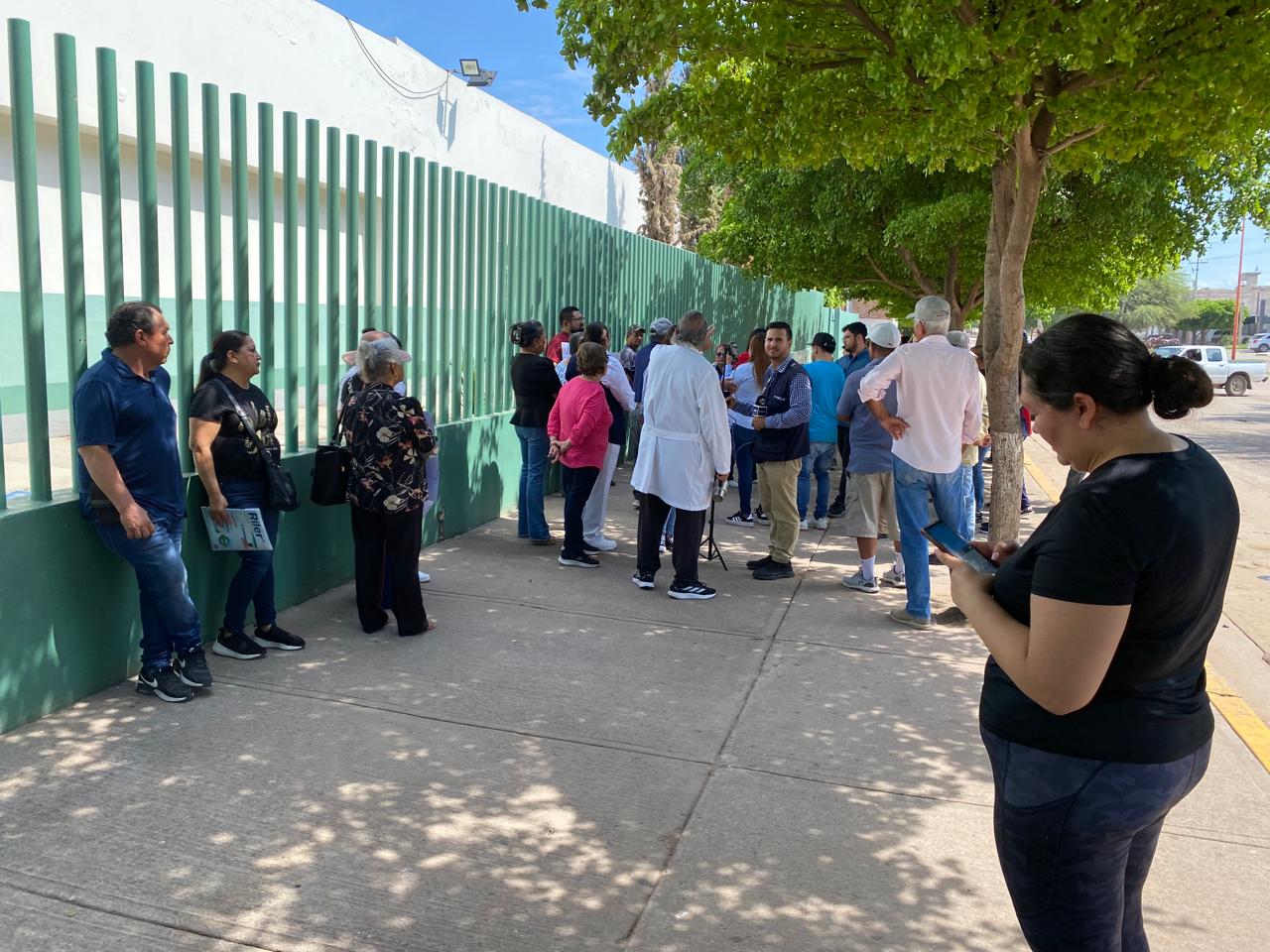 personal medico regidores de oposicion y ciudadanos manifestacion en imss bienestar guamuchil lugar