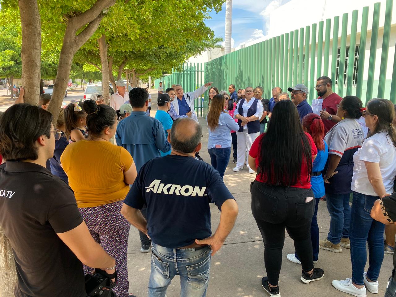 personal medico regidores de oposicion y ciudadanos manifestacion en imss bienestar guamuchil sinaloa