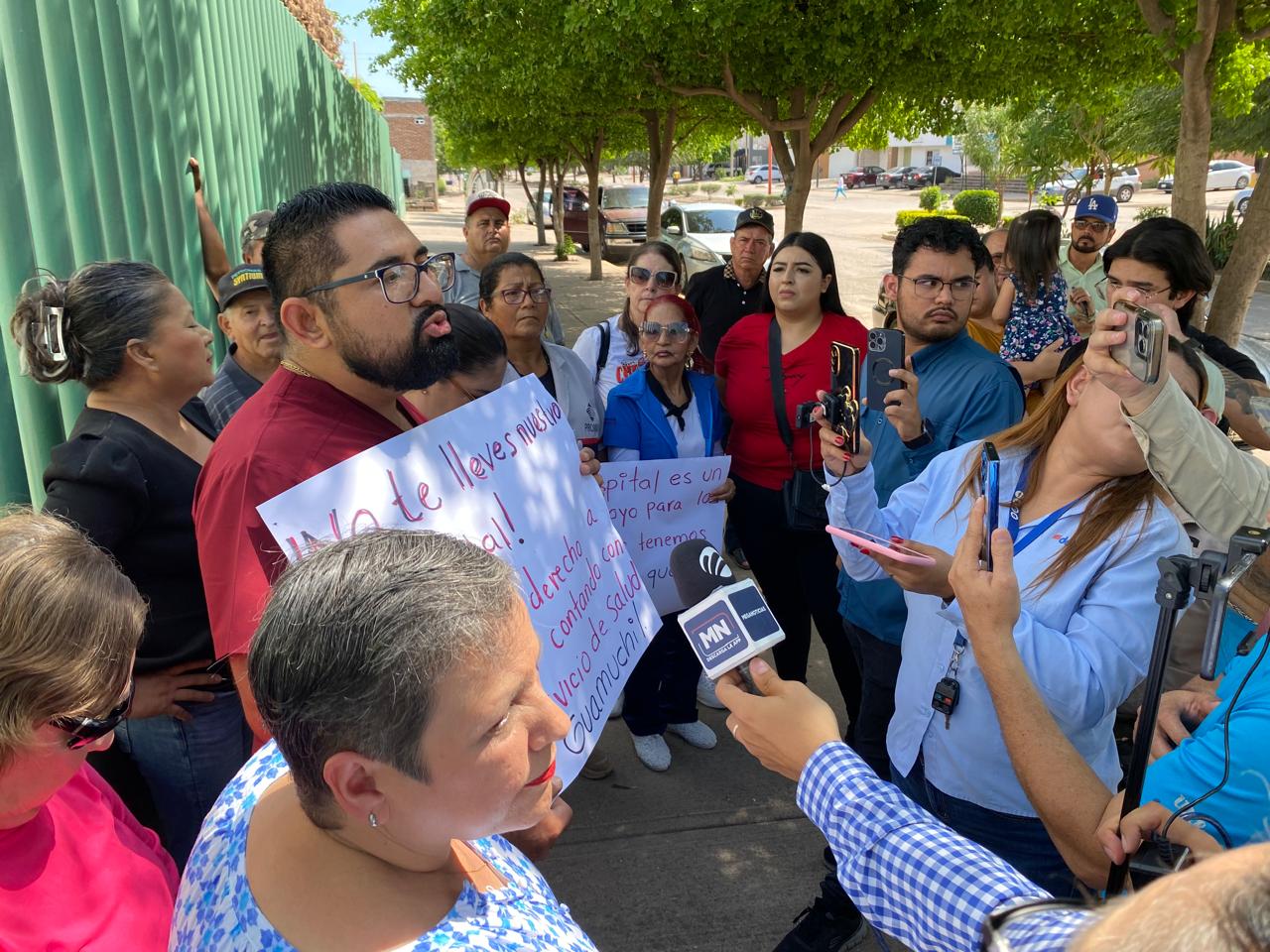 personal medico regidores de oposicion y ciudadanos manifestacion en imss bienestar guamuchil
