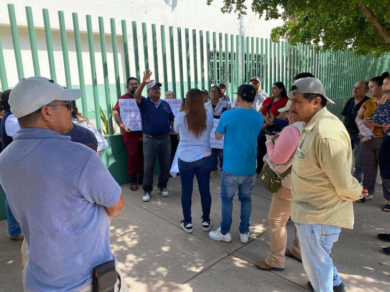 personal regidores de oposicion y ciudadanos manifestacion en imss bienestar guamuchil