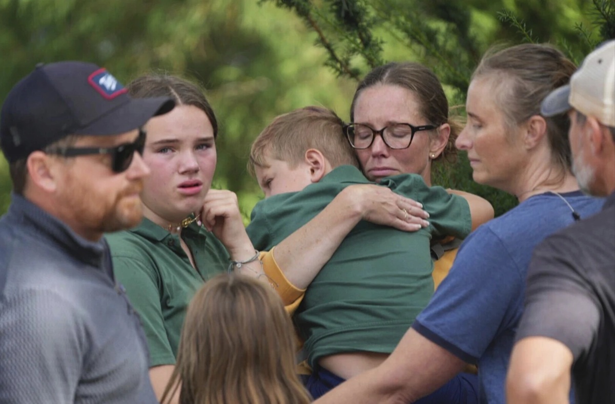 Personas consternadas tras tiroteo en Escuela Católica de la Anunciación en Minneapolis