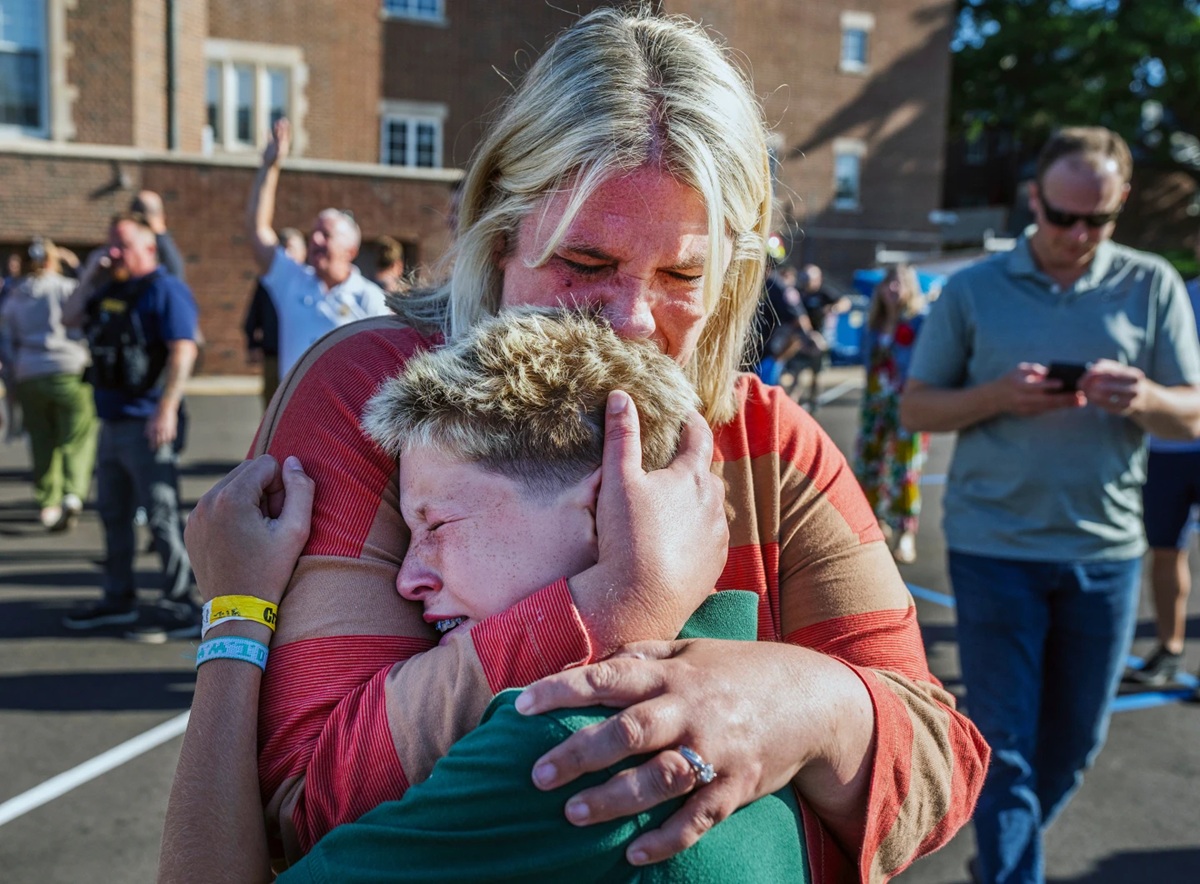 Personas consternadas tras tiroteo en Escuela Católica de la Anunciación en Minneapolis
