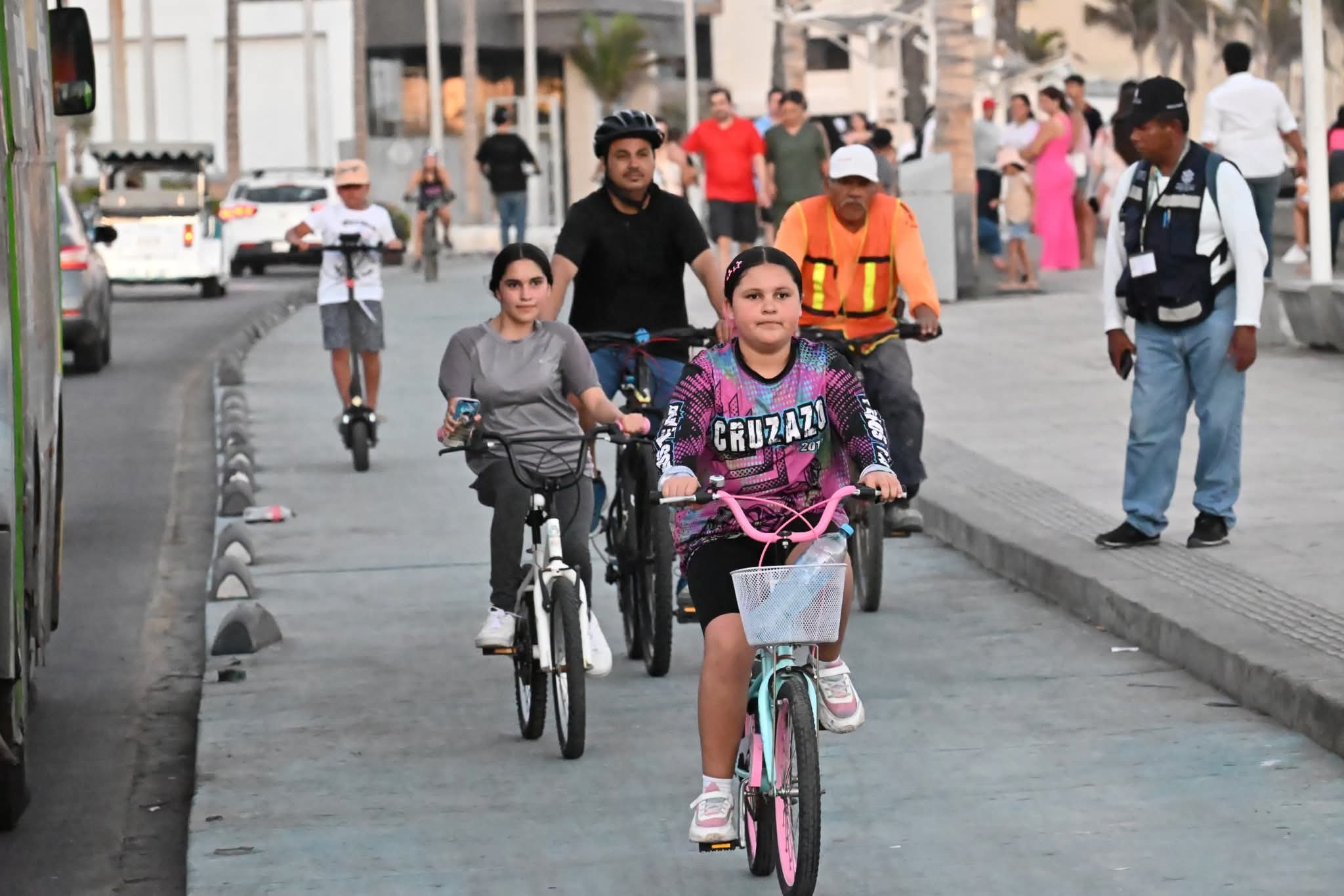 Niños paseando en bicicleta