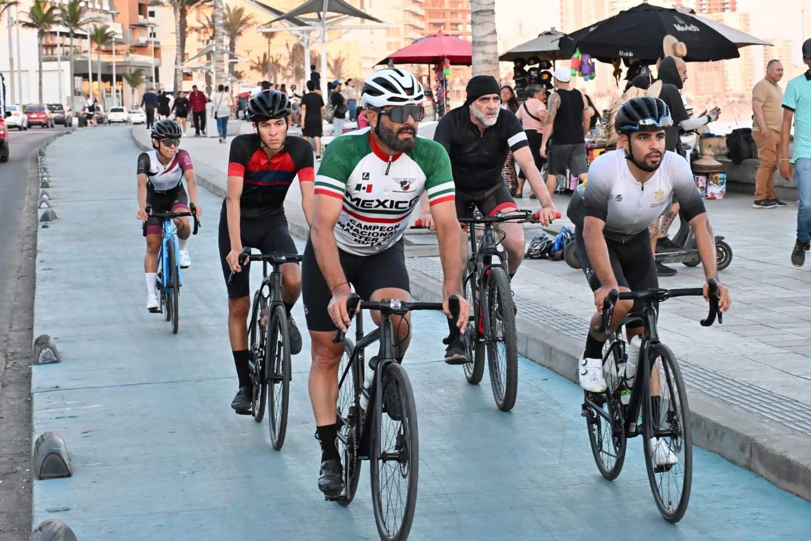 Jóvenes paseando en bicicleta