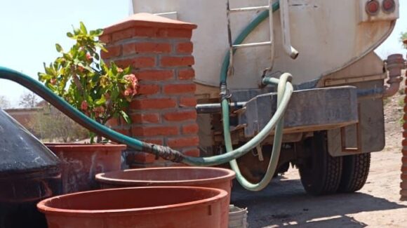 Suministra Japaf agua en pipas a comunidades afectadas por contaminación en El Fuerte