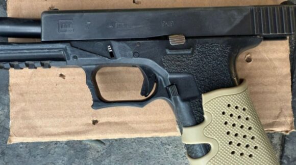 Descubren pistola Glock calibre 9 milímetros de uso exclusivo del Ejército en Culiacán