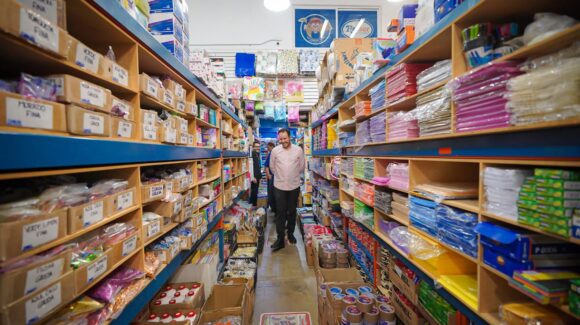 Se han entregado 90 mil uniformes, 42 mil paquetes de útiles escolares y más de 5 mil pares de calzado escolar: Economía