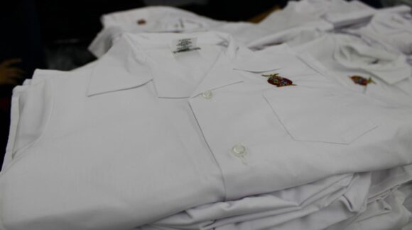 Canje de uniformes escolares en Mazatlán lento debido a vacaciones de padres de familia: Textileros