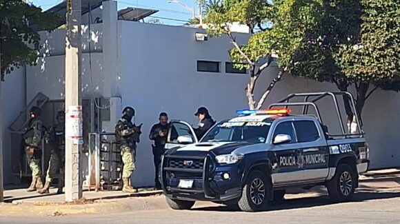Joven llega herido por rozón de bala en la cabeza a un hospital de Culiacán